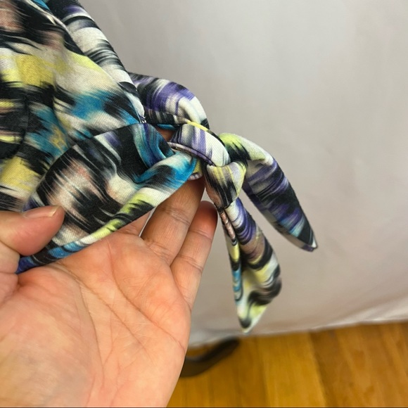 CHICO'S 2 Top Blouse Women Colorful Abstract Tie Waist Shirt Rhinestone Summer - Picture 3 of 4